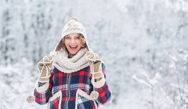Ciesz Się Każdym Płatkiem Śniegu Radosna Emocjonalna Dziewczyna Bawiąca Się — Zdjęcie stockowe