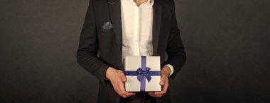 Kesilen işadamı kutlama için iş ödülü aldı.