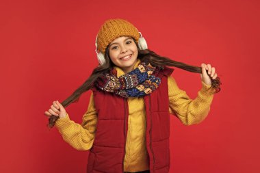 şapkalı gülen çocuk kulaklıklı müzik, çocukluk.