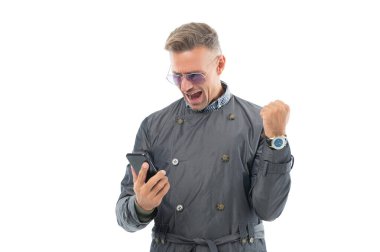 Mutlu gülümseyen başarılı iş adamı işadamı kazananı, cep telefonuyla kazandığı ikramiyeyi kazandı..