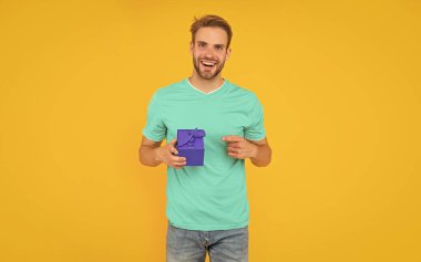 Kutulu mutlu adam. Boks günü. Hediyeler ve hediyeler. Alışveriş yapan adam. Doğum günün kutlu olsun. Kara Cuma indirimi. mevsimlik satışlar.
