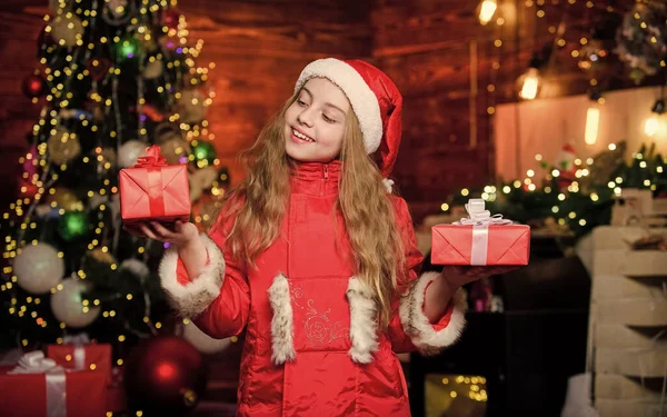 Gran Regalo Navidad Caja Regalo Niña Con Sombrero Rojo Regalo — Foto de Stock