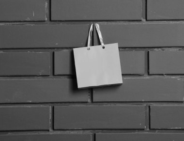 küçük şirin pembe alışveriş çantası ile dokulu tuğla duvar arka plan asmak üstünde o, kopya alanı