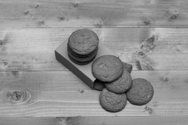 Kekse Auf Karton Auf Grauem Holzgrund Süße Backwaren Und Leckere — Stockfoto