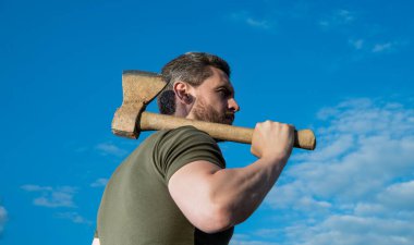 Baltalı adamın arka görüntüsü. Oduncu adam baltayı tut. Gökyüzündeki vahşi adam.