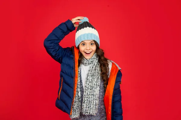 Moda Inverno Garoto Surpreso Com Cabelo Encaracolado Casaco Puffer Chapéu — Fotografia de Stock