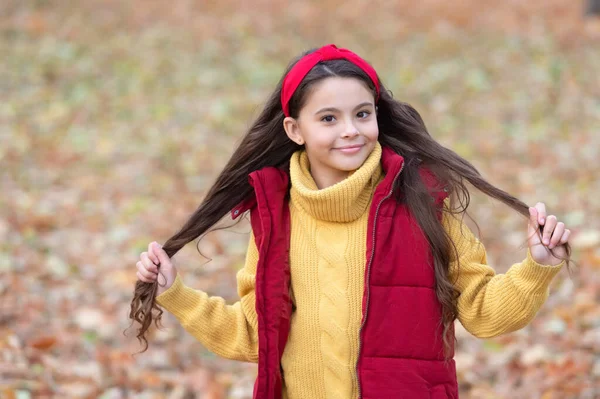 秋の屋外で髪を保持幸せな女の子 ティーン女の子身に着けています長い髪で流行秋スタイル — ストック写真