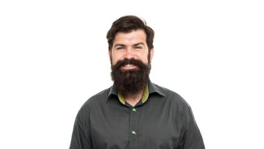 Yüz kılları olabilecek en iyi şekilde şekillenmiş görünüyor. Beyaz sakallı adam gülümsemesi. Sakallı ve şık saçlı mutlu bir hippi. Berber dükkanı. Sakallı berber. Kuaför salonu. Berberlik ve tımar..