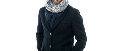 Kışın kalın giysiler içinde insan manzarası. Erkekler beyaz arka planda izole kışlık kalın giysiler giyerler. Sıcak kıyafetler giyen bir adamın stüdyo fotoğrafı. Kış modası ve kalın giysiler..