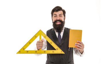 Geometri öğretiyorum. Sakallı adam cetvel kullanıyor. Eğitim konsepti. Resim dersi. Eğlenerek öğretmek. Akademi programları. Çevrimiçi birim. Ölçüm aracı. Öğretmen sapı. Okul eğitimi. Mimarlık eğitimi.