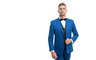 Papyonlu, mavi takım elbiseli olgun bir adam. İşadamı beyaz arka planda kopya alanı ile izole edilmiş. Takım elbise lideri..