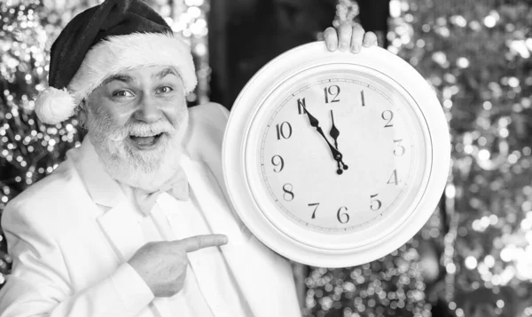 컨셉이야 카운트 시계를 모자쓰고 사업가 턱시도입은 상급생 크리스마스 시간을 계산하는 — 스톡 사진