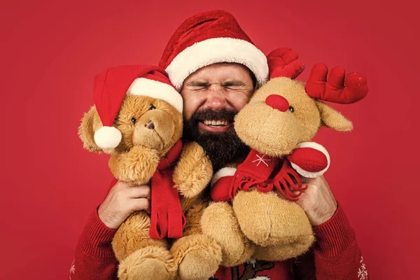 愛は空気中にあります メリー クリスマスだ クリスマスの買い物時間だ プレゼントを用意しろ トナカイとクマのおもちゃ サンタ クラスの帽子の幸せな髭の男 新年会だ 冬休みを祝う — ストック写真