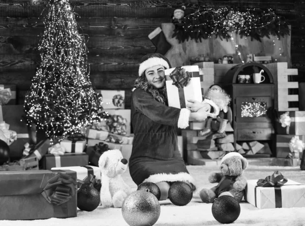 Gevuld Met Vreugdevol Geluid Gelukkig Meisje Kerstman Kerstvrouw Voelt Zich — Stockfoto
