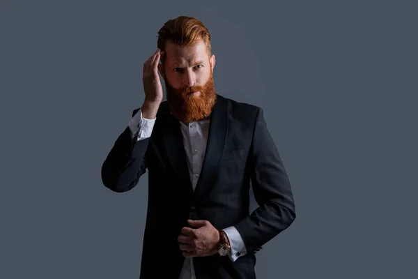 Homem Sem Barba Vestindo Tux Formalwear Toque Cabelo Fato Treino — Fotografia de Stock