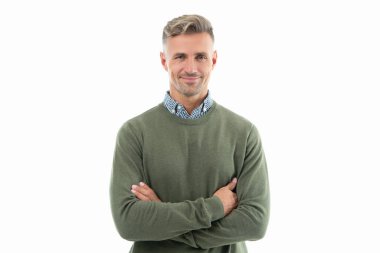 Beyaz arka planda sakallı, mutlu, kır saçlı adam. Gri kazaklı adam. Grimsi adamın sakalı var. Grimli adamın stüdyo çekimi..