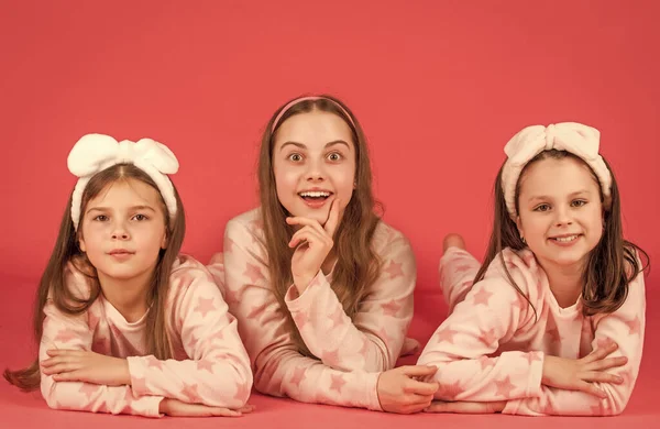 Retrato Chicas Con Caras Sorprendidas Tumbadas Pijama Fondo Rosa —  Fotos de Stock