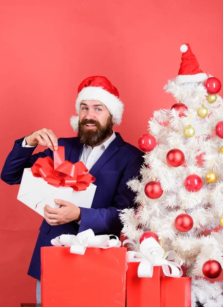 Homem Barbudo Hipster Terno Formal Árvore Natal Segurar Caixa Presente — Fotografia de Stock