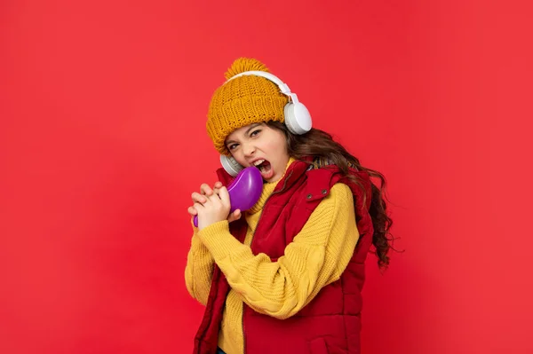 Niño Alegre Sombrero Escuchar Música Auriculares Cantar Peine Cantar — Foto de Stock