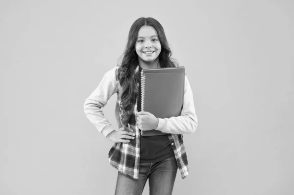 Criança Feliz Volta Escola Segurando Livros Estudo Fundo Amarelo Dia — Fotografia de Stock