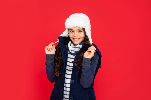 暖かい服を着た子供の肖像画です 肯定的な感情を表現する 冬のファッション 耳フラップの帽子に巻き毛の子供の笑顔 10代の女の子が — ストック写真