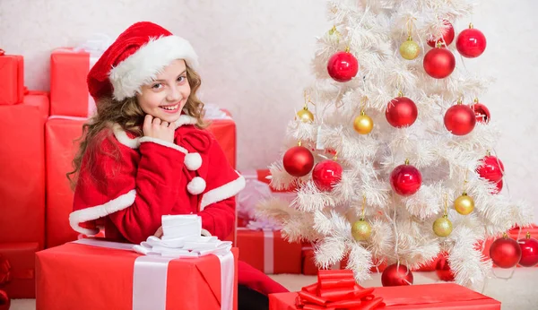 Kinder Genießen Familientradition Heiligabend Mädchen Lächeln Entzückende Weihnachtsmann Sitzen Neben — Stockfoto
