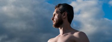 Sakallı adam uzağa bak. Açık havada beyaz bir adam. Gökyüzü arka planındaki adam. gelecek konsept.