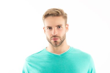 Genç, tıraşsız bir adam yüzü beyaz arka planda izole edilmiş. Tişörtlü traşsız bir adamın yüzü. Tıraşsız erkek derisinin portresi. Traşsız bir adamın stüdyo fotoğrafı..