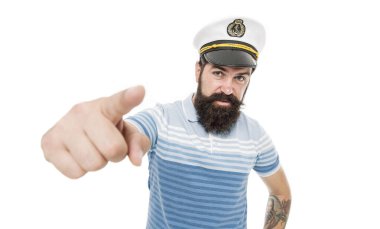 Gemiye hoş geldiniz. Geminin sakallı kaptanı. Deniz gezisi. Seyahat konsepti. Yaz tatili. Hipster sakal bıyıklı denizci şapkası. Yolcu gemisinin kaptanı. Vahşi denizci beyazüzerinde izole edilmiş. Kaptan kavramı.