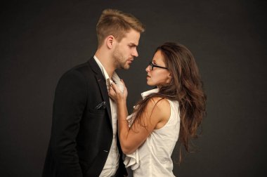 Patron ve çalışan. Meslektaşım. Gözlüklü adam ve kadın. Siyah arka planda iş ortakları. Birbirine aşık çiftler. İş adamı ve iş kadını. İş adamlarının ortaklığı.