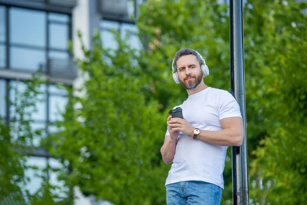 Hombre Escuchar Música Auriculares Con Café Espacio Para Copiar Hombre — Foto de Stock