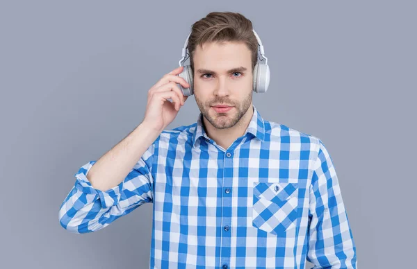 Serious Man Wearing Headphones Music Studio Isolated Grey Music Handsome — Stock Photo, Image