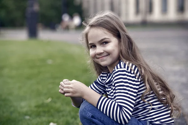 Lassen Sie Ihr Kind Besser Betreut Haben Glückliche Kinder Sitzen — Stockfoto