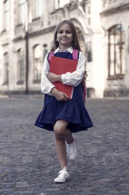 İlgi ve ilgi, okul dönüşü. Küçük çocuk okula gidiyor. İlkokul eğitimi. 1 Eylül. Okula dönelim. Bilgi toplama günü. Özel ders. Akıllıca bir başlangıç. Bugün daha iyi yarınlar için öğreniyorum..