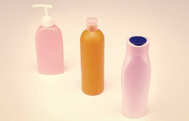 Çok renkli plastik doldurulabilir sıvı tuvalet ürünleri kutuları beyaz fotokopi alanında izole edilmiş, şişeler.