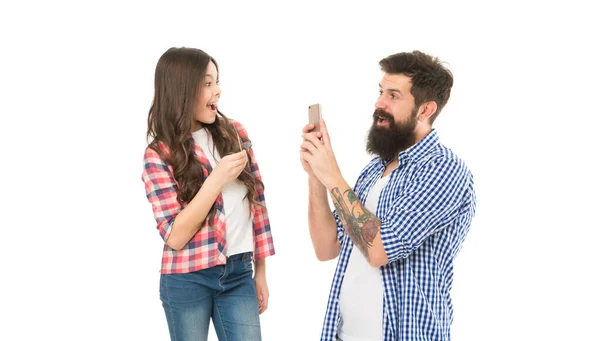 Šťastná Holčička Pózující Bílém Pozadí Smartphone Kamera Optický Zoom Kamery — Stock fotografie
