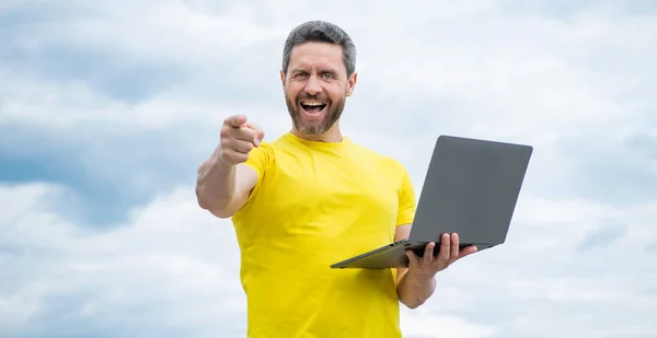 Mann Arbeitet Online Laptop Auf Sky Hintergrund Zeigefinger — Stockfoto