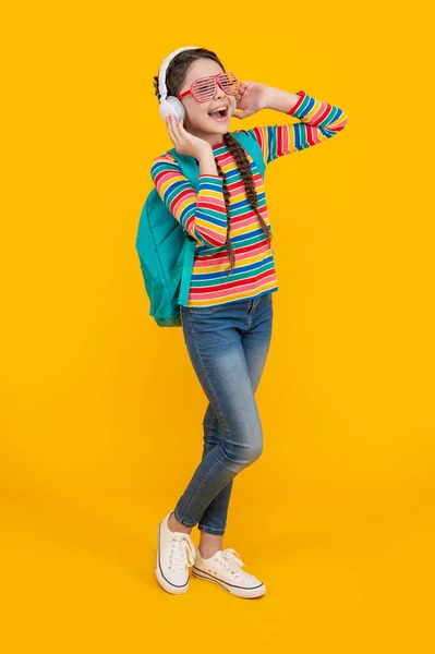 Musikerziehung Teen Girl Sing Music School Yellow Background Musik — Stockfoto