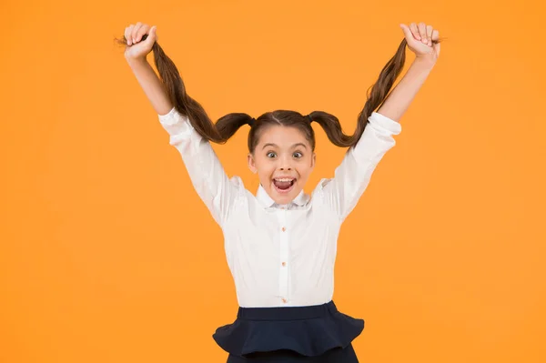 Cabello Fácil Para Escuela Niña Feliz Sosteniendo Pelo Largo Morena — Foto de Stock