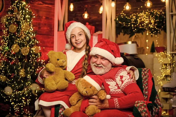 Jetzt Fühlen Sie Sich Glücklich Familienferienwochenende Kleines Mädchen Mit Weihnachtsmann — Stockfoto