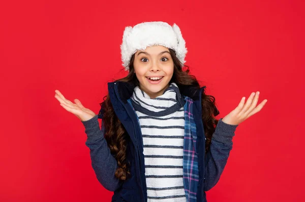 暖かい服を着た子供の肖像画です 肯定的な感情を表現する 冬のファッション 耳フラップの帽子に巻き毛の子供を驚かせた 10代の女の子が — ストック写真