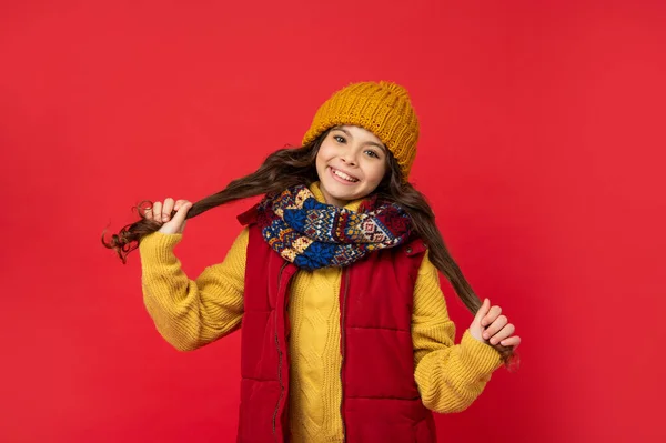 Šťastný Dítě Držet Kudrnaté Vlasy Pleteném Zimním Klobouku Dolů Vesta — Stock fotografie