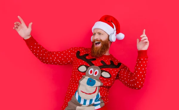 Радостный Бородатый Человек Празднует Рождество Музыкой Человек Наушниках Слушать Рождественскую — стоковое фото