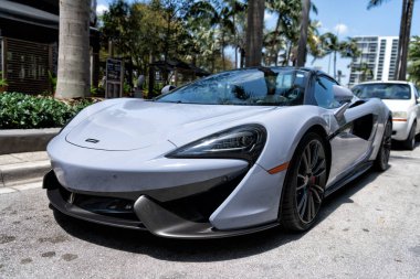 Miami Beach, Florida ABD - 15 Nisan 2021: beyaz Mclaren 570 üstü açılı spor araba, düşük açılı..