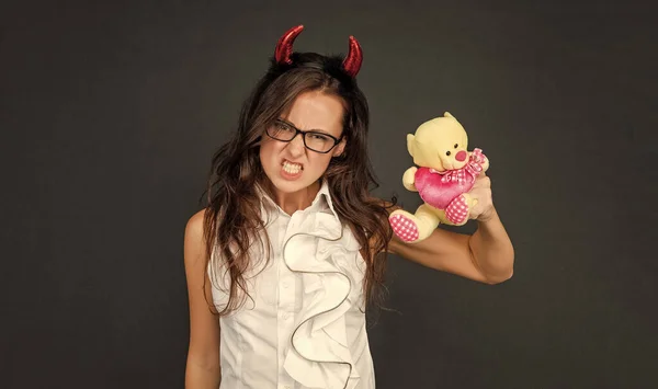 Θυμωμένο Κορίτσι Κόκκινα Κέρατα Του Διαβόλου Κάνει Τρομακτικό Πρόσωπο Κρατώντας — Φωτογραφία Αρχείου