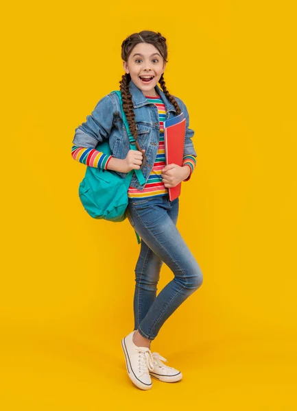 Zaskoczona Dziewczyna Wraca Szkoły Nastolatka Trzymająca Szkolne Książki Żółtym Tle — Zdjęcie stockowe