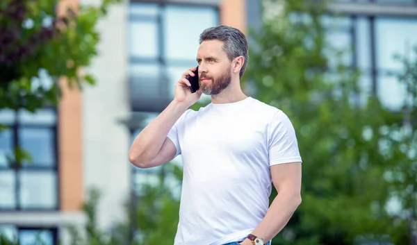 Hombre Hablar Teléfono Inteligente Aire Libre Teléfono Inteligente Hablar Hombre — Foto de Stock