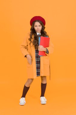 Kaprisli öğrenci. Eğitim. Mutlu çocukluk. Derste öğrenmek için not defterleri. Okula dönüyorum. Retro kız üniforma giyer ve Paris beresi takar. Çocuk okulu modası. çocuk okul yılına hazır.