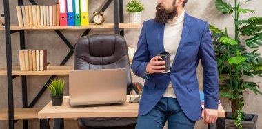 Biraz ara ver. Profesyonel adam ekin manzaralı çay içer. Ofiste çay molası. İşten çok dinlenmem gerekiyordu..