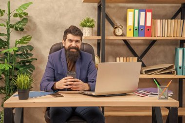 Ofisteki bilgisayarlı, modern hayattaki acımasız gülümseyen ağ yöneticisi.